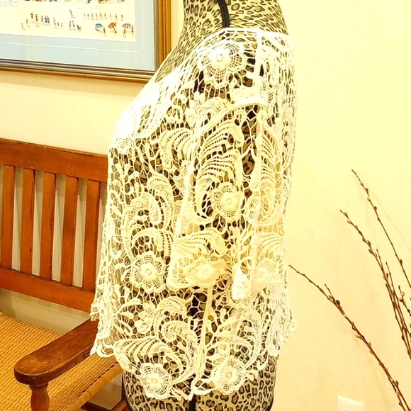 Crocheted Ladies Knit Top Size:M Color: Ivory - Picture 3 of 9